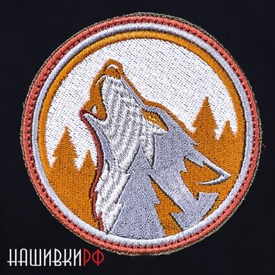 Нашивка волк на фоне луны