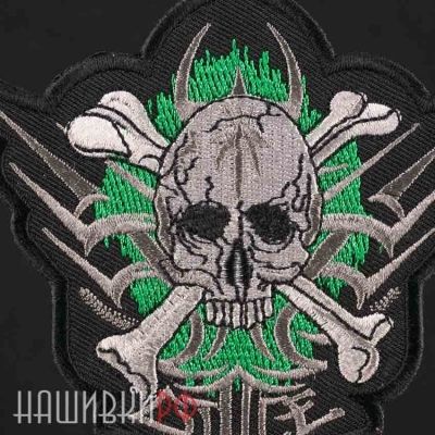 Нашивка с черепом на фоне скрещенных костей. Байкерская нашивка на липучке