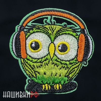 Зеленая нашивка с совой в наушниках