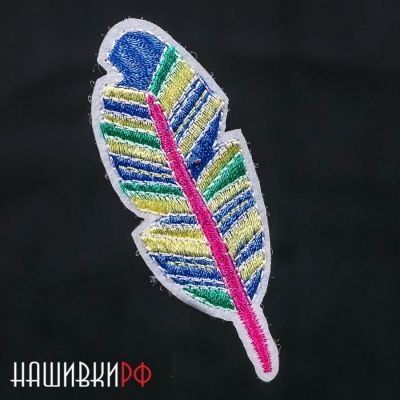 Нашивка с вышитым пером