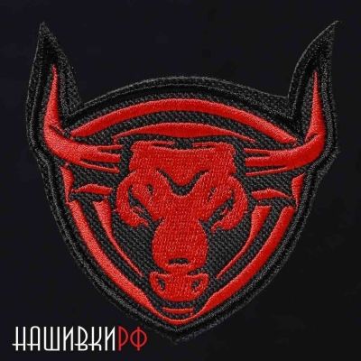 Красный бык нашивка на липучке