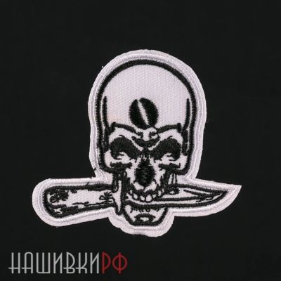 Нашивка череп с ножом в зубах