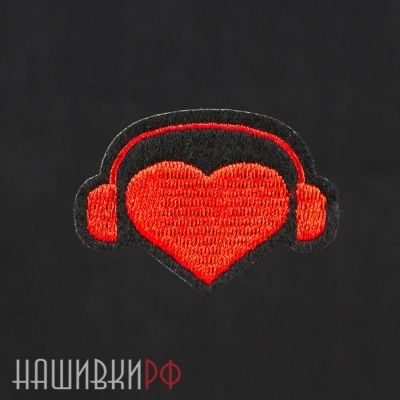Нашивка сердце с наушниками